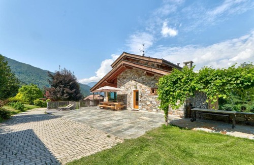 Colico Ski Chalet | chalet con piscina e vista panoramica