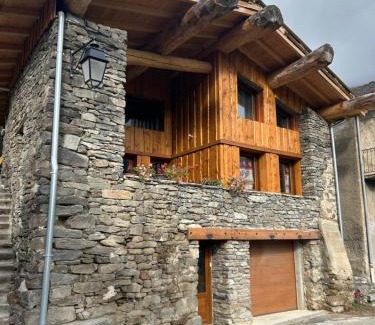 Saint-Michel-de-Maurienne Ski Chalet | Chalet des balcons