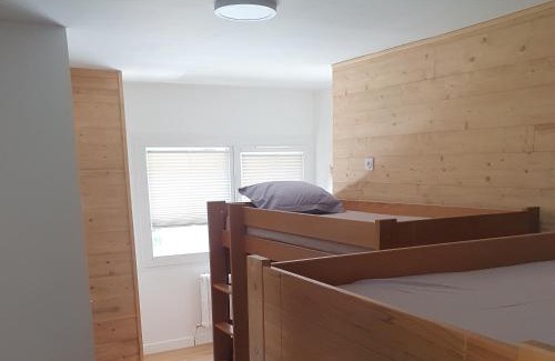 Sarcenas House | Chalet Jaune Charmant SOM