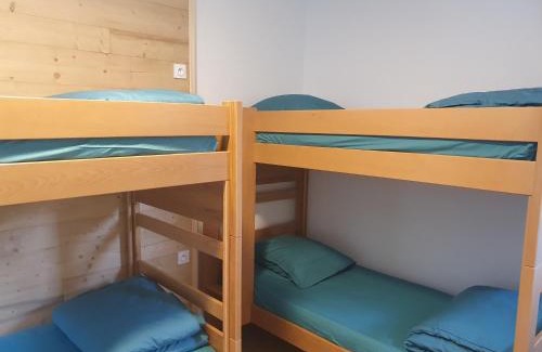 Sarcenas House | Chalet Jaune Charmant SOM