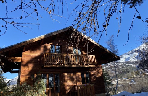 Le Sauze Ski Chalet | Chalet Le Refuge, at the foot of the slopes in Le Sauze.