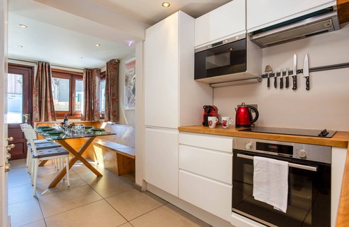 Chamonix City Centre Ski Chalet | Chalet le Tremplin - sleeps 6 in 2 bedrooms with hot tub