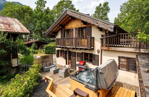 Chamonix City Centre Ski Chalet | Chalet le Tremplin - sleeps 6 in 2 bedrooms with hot tub