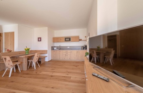 Marlengo Ski Chalet | Chalet 'Moosbichlerhof Rosalia' with Mountain View, Shared Pool and Wi-Fi