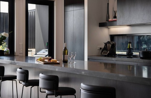 Daylesford House | Chalet Noir- sleek design with heated plunge pool, close to town