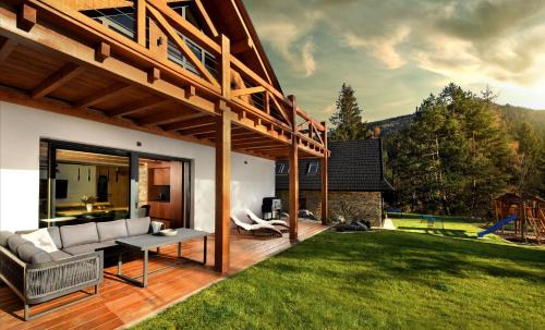 Huty Cabin | Chalet Oasis - Luxury 5-Bedroom Chalet with Panoramic Views