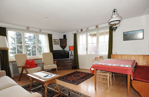 Zweisimmen Ski Chalet | Chalet on a sunny hillside with beautiful view on the village and the mountains