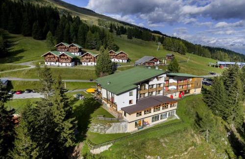 Zettersfeld Ski Resort Apartment | Chalet on Zettersfeld with Dolomites Views