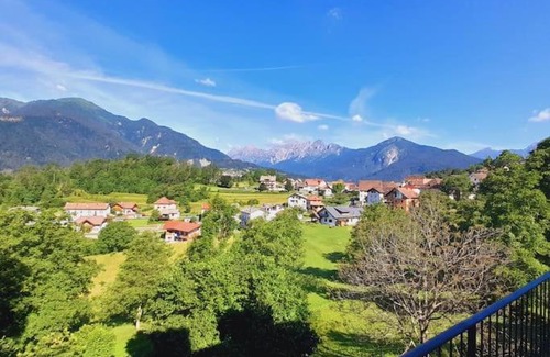 Ovaro Ski Chalet | Chalet Ridente con Patio al Gufo