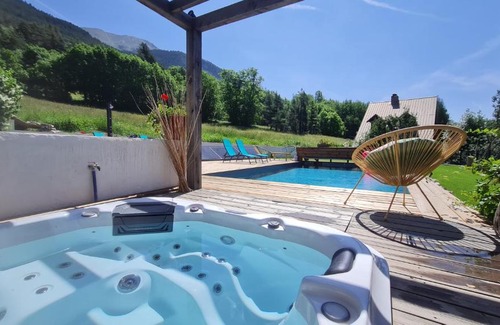 Saint-Chaffrey Apartment | Chalet SERRE CAMBEOU Piscine&spa