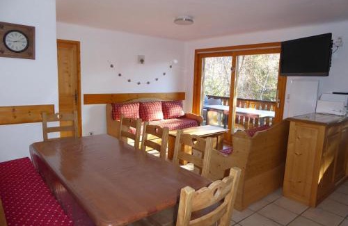 Champagny-en-Vanoise Apartment | Chalet spacieux avec terrasse, proche commerces et télécabine, garage et parking inclus - FR-1-464-37