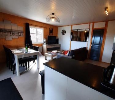 Saint-Germain-de-Tallevende-la-Lande-Vaumont Ski Chalet | Chalet tout équipé vue sur le lac de la Dathée Vire Normandie