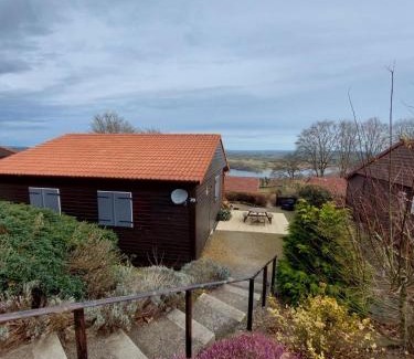 Saint-Germain-de-Tallevende-la-Lande-Vaumont Ski Chalet | Chalet tout équipé vue sur le lac de la Dathée Vire Normandie