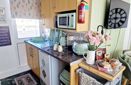 Kidwelly Ski Chalet | Chalet Ty Lilli Wen -Sleep 6- Pet friendly