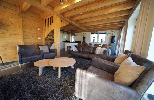 Lochem House | Chalet with 3 bedrooms and a terrace with garden furniture