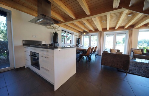 Lochem House | Chalet with 3 bedrooms and a terrace with garden furniture