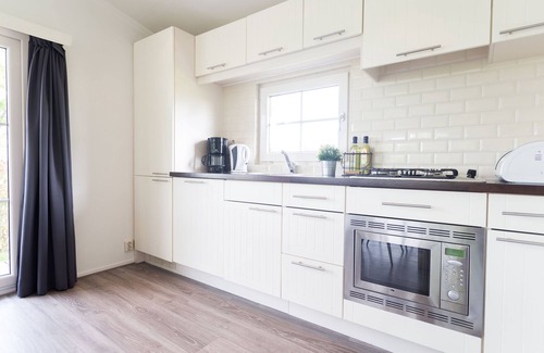 Berkhout Ski Chalet | Chalet with dishwasher near Hoorn