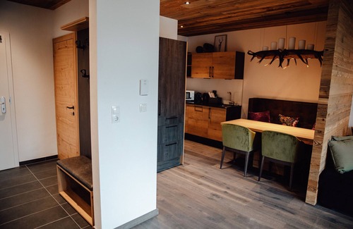Fuegen Apartment | Chalet 'Zillertal Juwel' with Mountain View, Balcony and Wi-Fi