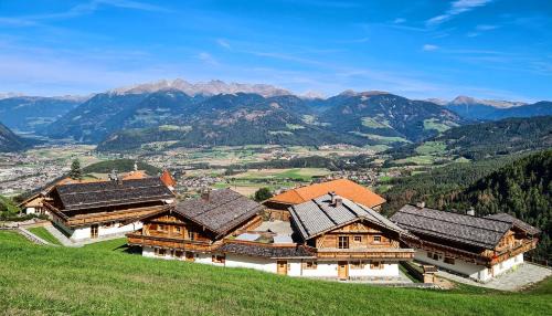 San Lorenzo di Sebato Hotel | Chalets Almdorf Haidenberg