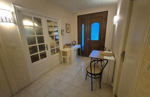 Nouzilly House | Chambre bleu dans un appartement independant de l habitation