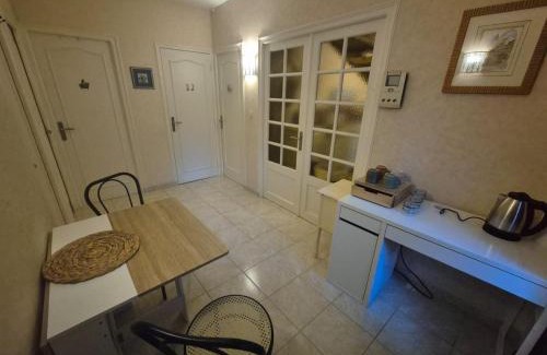 Nouzilly House | Chambre bleu dans un appartement independant de l habitation