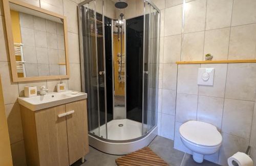 Rehaupal Bed & Breakfast | Chambre climatisée avec salle d'eau privative et accès jardin - FR-1-589-664