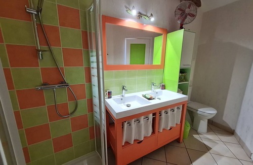 Bonnee Bed & Breakfast | "Chambre Confortable avec Terrasse Près de Sites Touristiques et Forêt d'Orléans"