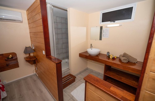 Bora Bora Hotel | Chambre double supérieure et salle de bain privée