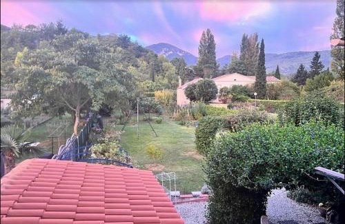 Quillan House | chambre et salle de bain privé s'ouvrant sur terrasse, jardin et cuisine d'été