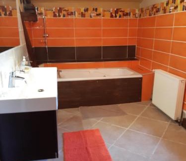 Bernadets-Debat Bed & Breakfast | Chambre familiale avec piscine chauffée et jacuzzi
