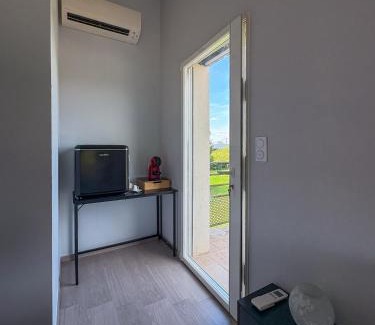 Montauban House | Chambre Séverine, Élégance avec balcon privé
