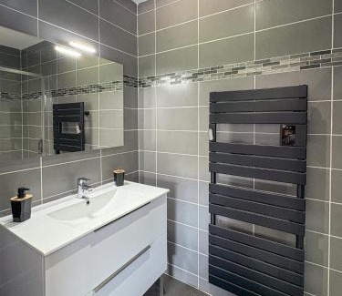 Montauban House | Chambre Séverine, Élégance avec balcon privé