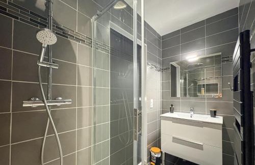 Montauban House | Chambre Séverine, Élégance avec balcon privé