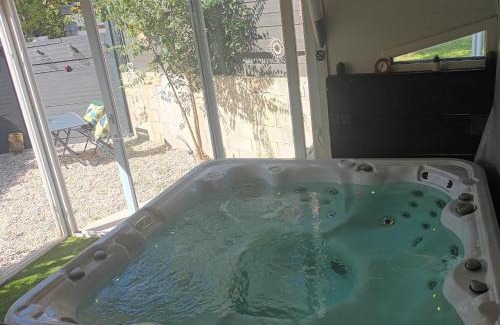 Saint-Martin-d'Ardeche Bed & Breakfast | Chambres d'hôtes & jacuzzi - A l'ombre des amandiers