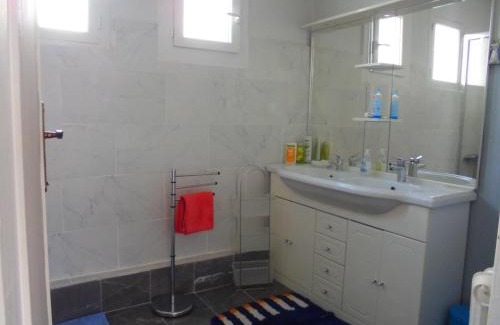 Saint-Assiscle House | CHAMBRES tout Confort,GARE TGV ,WIFI,Climatisation, parking,pt dejeuner inclus
