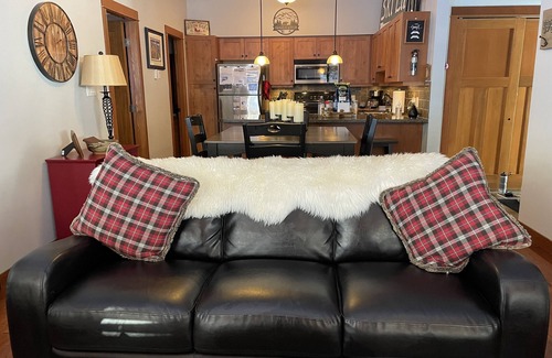 Sun Peaks Condo | Changes in Altitude at Settler’s Crossing-Private Hot tub-Heated Parking