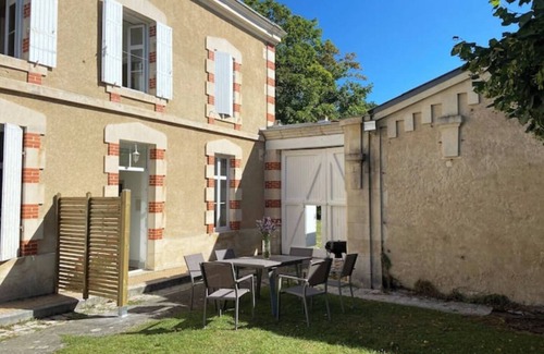 Saint-Romain-de-Benet Cottage | Character cottage surrounded by nature