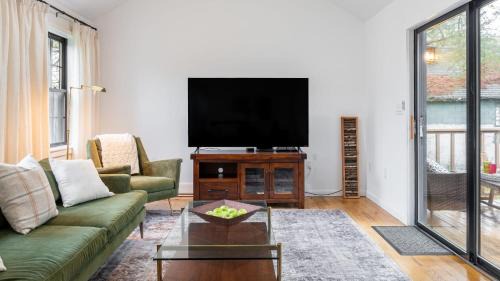 New Paltz House | Charcoal Chalet by AvantStay A Design w Firepit