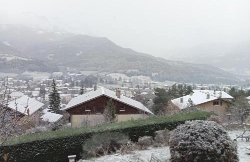 Barcelonnette Apartment | CHARDON BLEU Appartement chambre cuisine coin à manger sanitaires salle d'eau