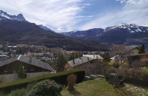 Barcelonnette Apartment | CHARDON BLEU Appartement chambre cuisine coin à manger sanitaires salle d'eau