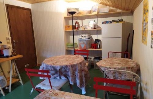 Barcelonnette Apartment | CHARDON BLEU Appartement chambre cuisine coin à manger sanitaires salle d'eau