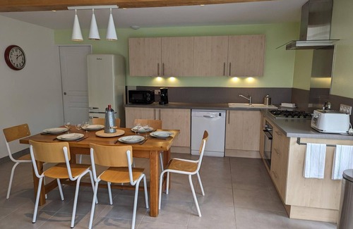 Salles-de-Barbezieux Cottage | "Charentaise rénovée avec piscine, sauna et équipements bébé, proche de Barbezieux"