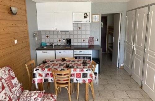 Orcieres-Merlette Apartment | Charmant 2 pièces cabine avec véranda, terrasse exposée sud, proche des pistes et commerces, WiFi inclus - FR-1-262-76