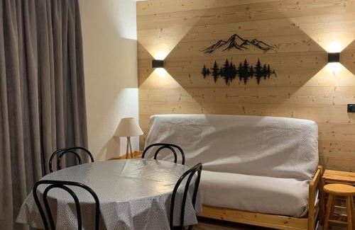 Montalbert Apartment | Charmant appart 2P cabine, rénové, balcon, parking gratuit, pied des pistes - FR-1-755-22