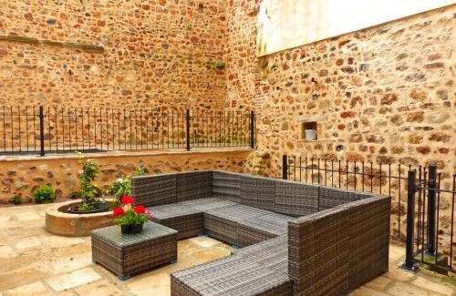 Herisson House | Charmant Gîte Médiéval avec Piscine et Animaux Acceptés - FR-1-489-335