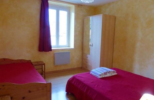 Saint-Palais Apartment | Charmant gîte nature 2 chambres, rando GRP, près de Montluçon, cour commune - FR-1-489-418