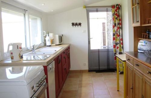 Vaire House | Charmant Gîte Rénové avec Jardin Privé, Cheminée et WiFi à Vairé, Vendée - FR-1-426-411