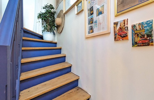 Centre Ville Apartment | Charmant Petit Duplex à 2 Minutes à Pied du Métro