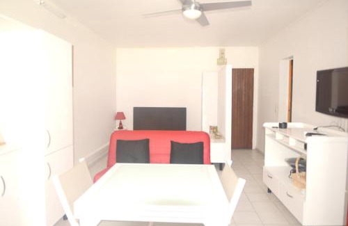 L'Autre-Bord Apartment | Charmant studio avec vue sur mer au Moule, 20 m² + terrasse