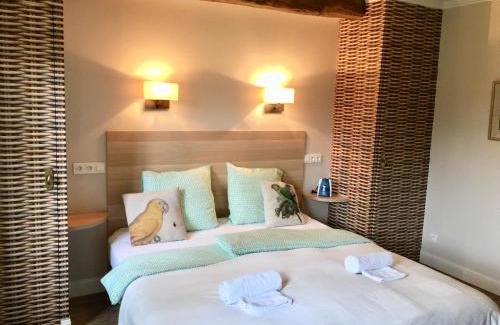 Fresne-le-Plan House | Charmante Petite Maison dans le Jardin